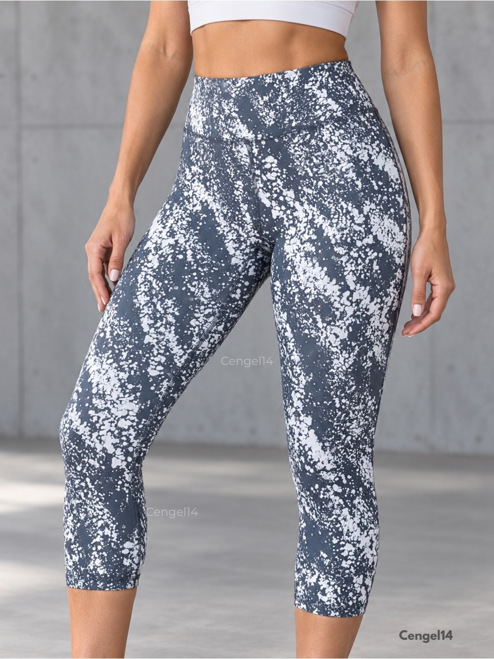 Fabletics Salar Printed PowerHold Capri Leggings Large NWT Gray White